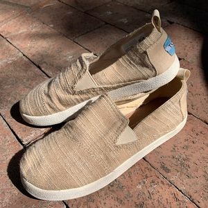Youth Toms shoes size 2